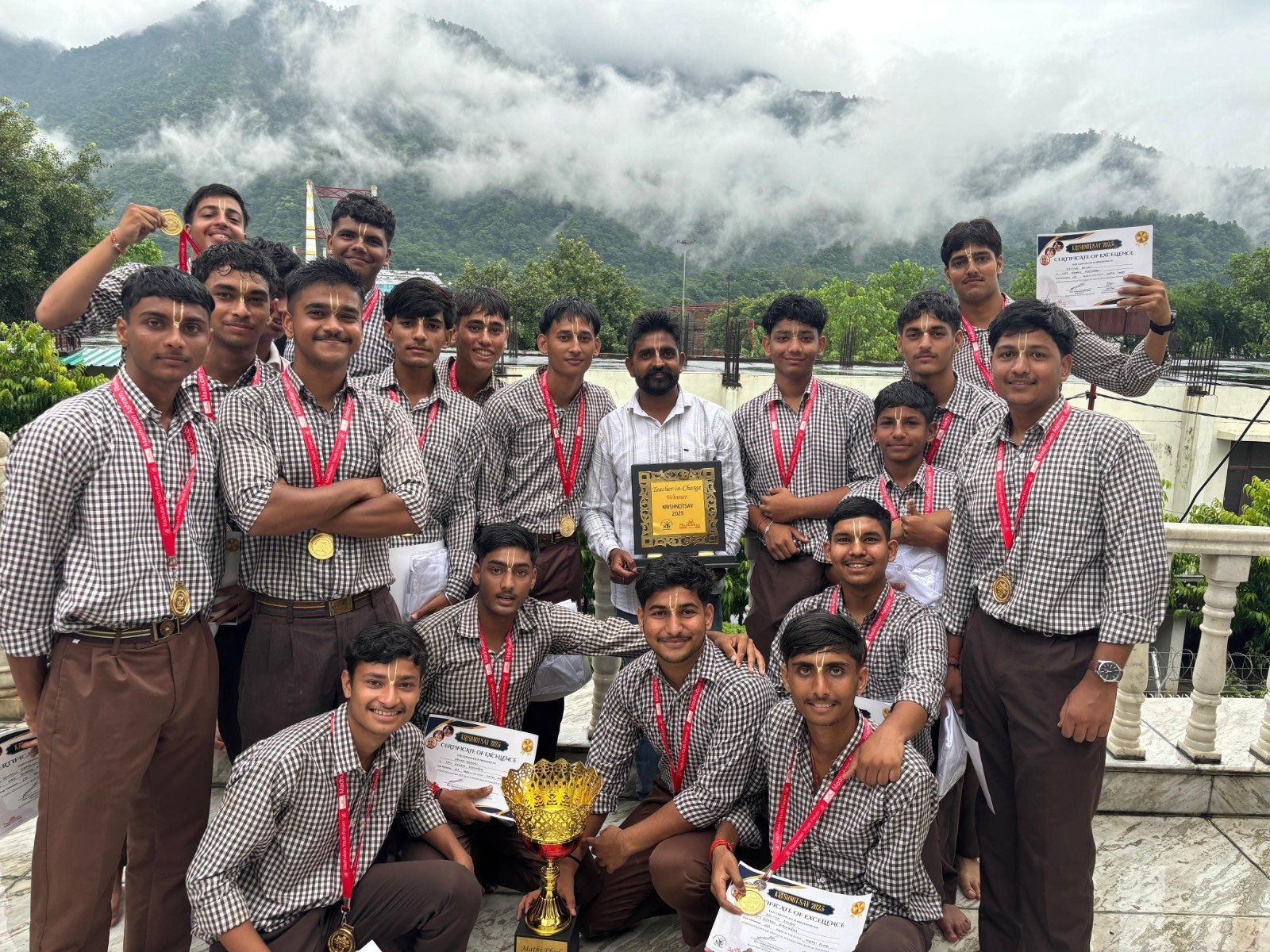 निर्मल आश्रम दीपमाला विद्यालय बना मटकी फोड़ प्रतियोगिता का विजेता