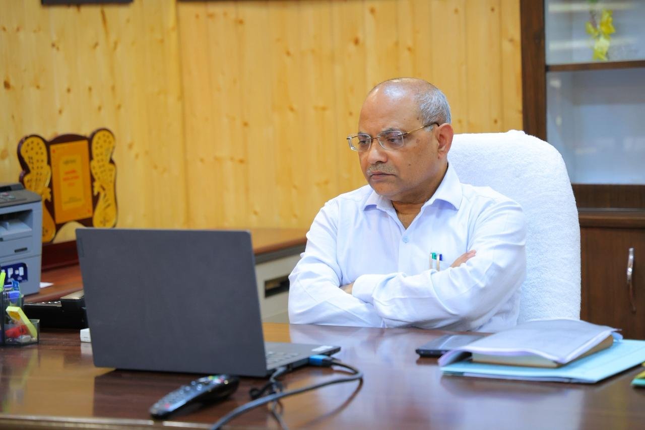 चारधाम यात्रा मार्गों पर एमआरपी से अधिक वसूली बर्दाश्त नहीं, होगी सख्त कार्रवाई : आयुक्त