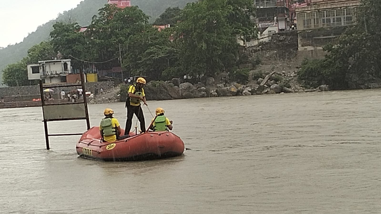 लक्ष्मणझूला क्षेत्र में गंगा नदी में स्नान के दौरान युवक डूबा, SDRF का सर्च अभियान जारी