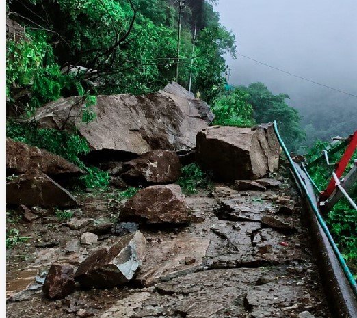 जंगलचट्टी क्षेत्र में केदारनाथ पैदल मार्ग पर गिरे बोल्डर, यात्रा पर लगी अस्थायी रोक