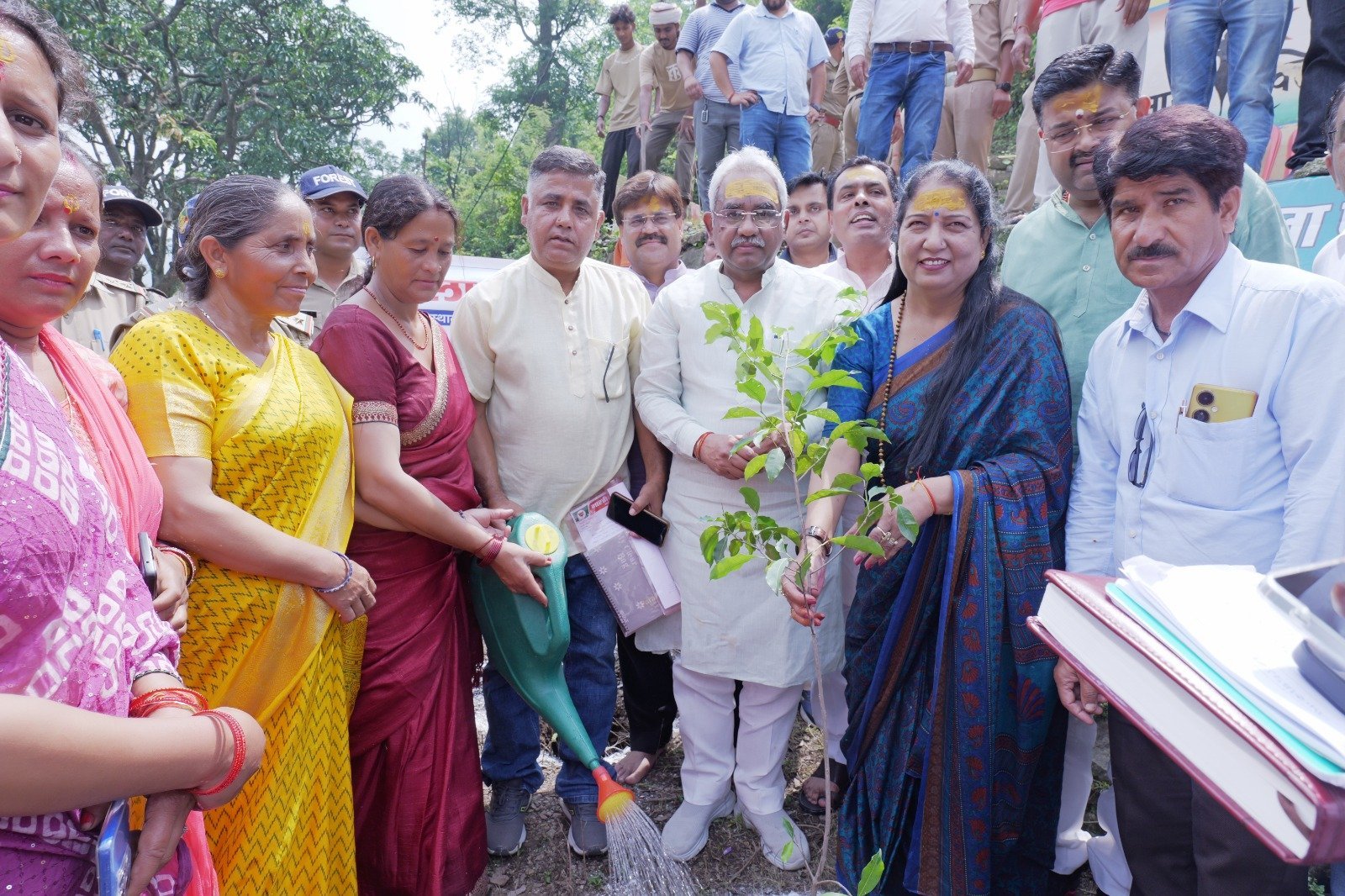 हरेला पर्व पर नीलकंठ से प्रकृति संरक्षण का संदेश, प्रभारी मंत्री मदन कौशिक ने किया पौधारोपण