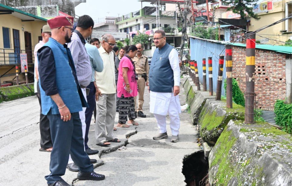 चिड़ोंवाली में क्षतिग्रस्त पुल का मंत्री गणेश जोशी ने किया निरीक्षण