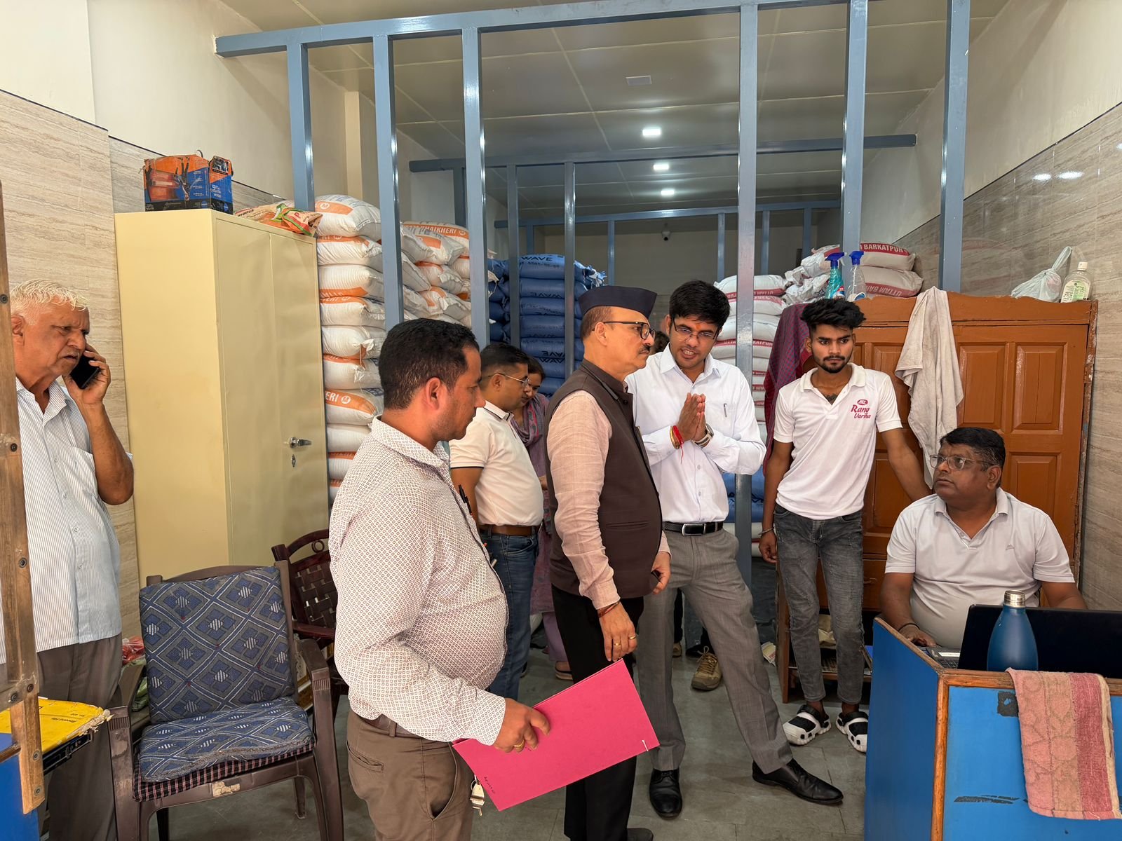 चीनी के बढ़ते दामों पर प्रशासन सख्त, देहरादून में दो दर्जन से अधिक थोक विक्रेताओं के प्रतिष्ठानों पर छापेमारी