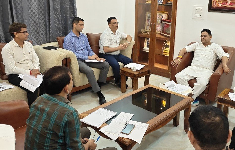 कैबिनेट मंत्री राम सिंह कैड़ा ने की तीन विभागों की समीक्षा, अधिकारियों को दिए सख्त निर्देश