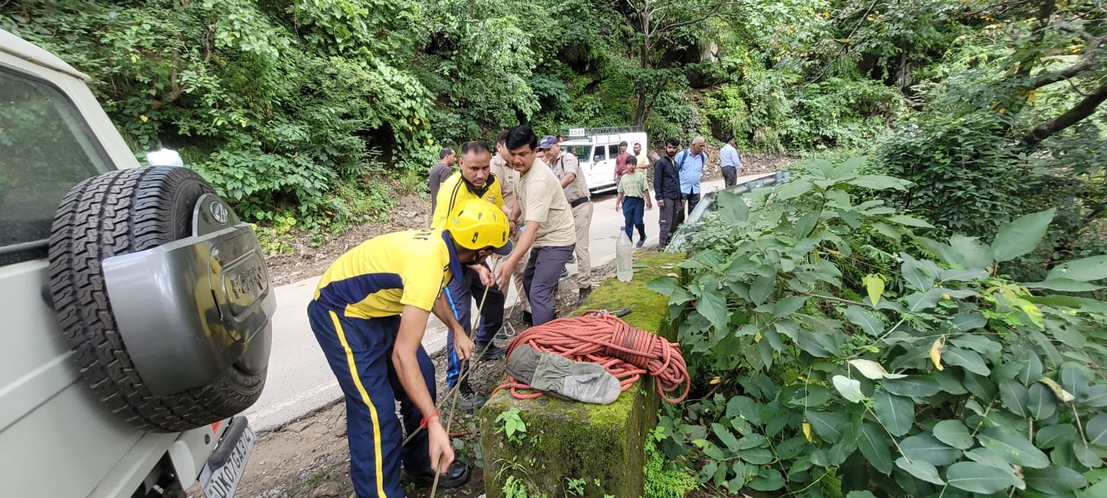 गहरी खाई से SDRF ने बरामद किया चालक का शव