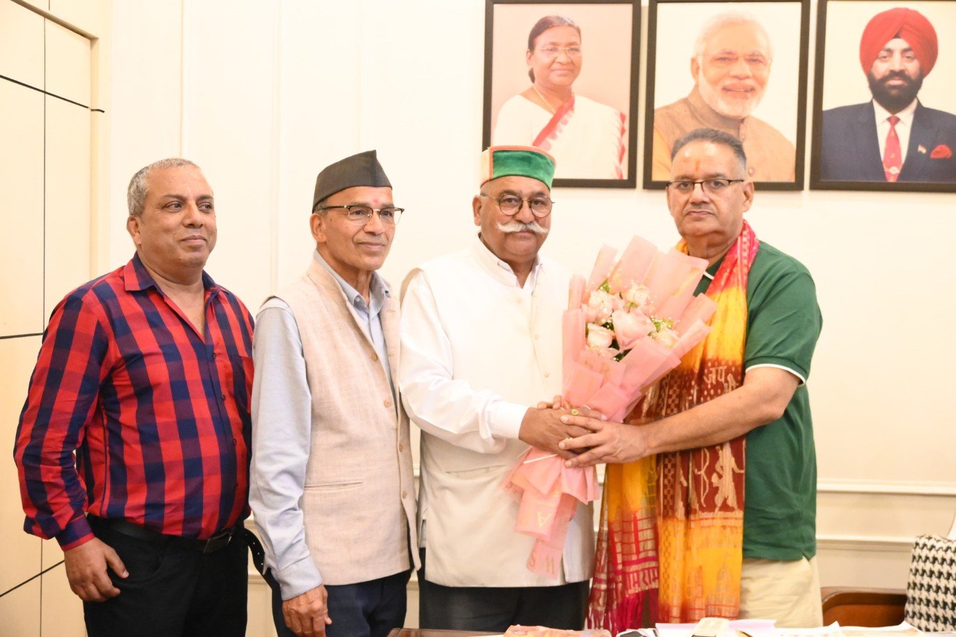 मसूरी में गढ़वाल सभा भूमि एवं भवन हेतु सहयोग के लिए कैबिनेट मंत्री गणेश जोशी का आभार प्रकट करते गढ़वाल सभा के पदाधिकारी