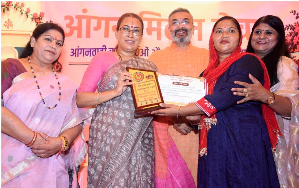 आंगनबाड़ी केंद्र है बच्चों के भविष्य की बुनियाद रखने का प्रथम आयाम- रेखा आर्या