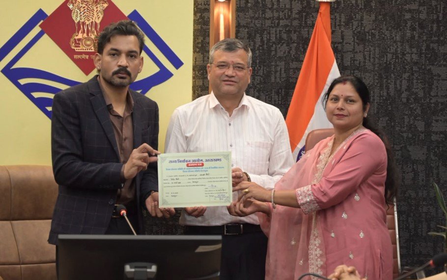 देहरादून में जिला योजना समिति के नवनिर्वाचित सदस्यों को मिले प्रमाण पत्र