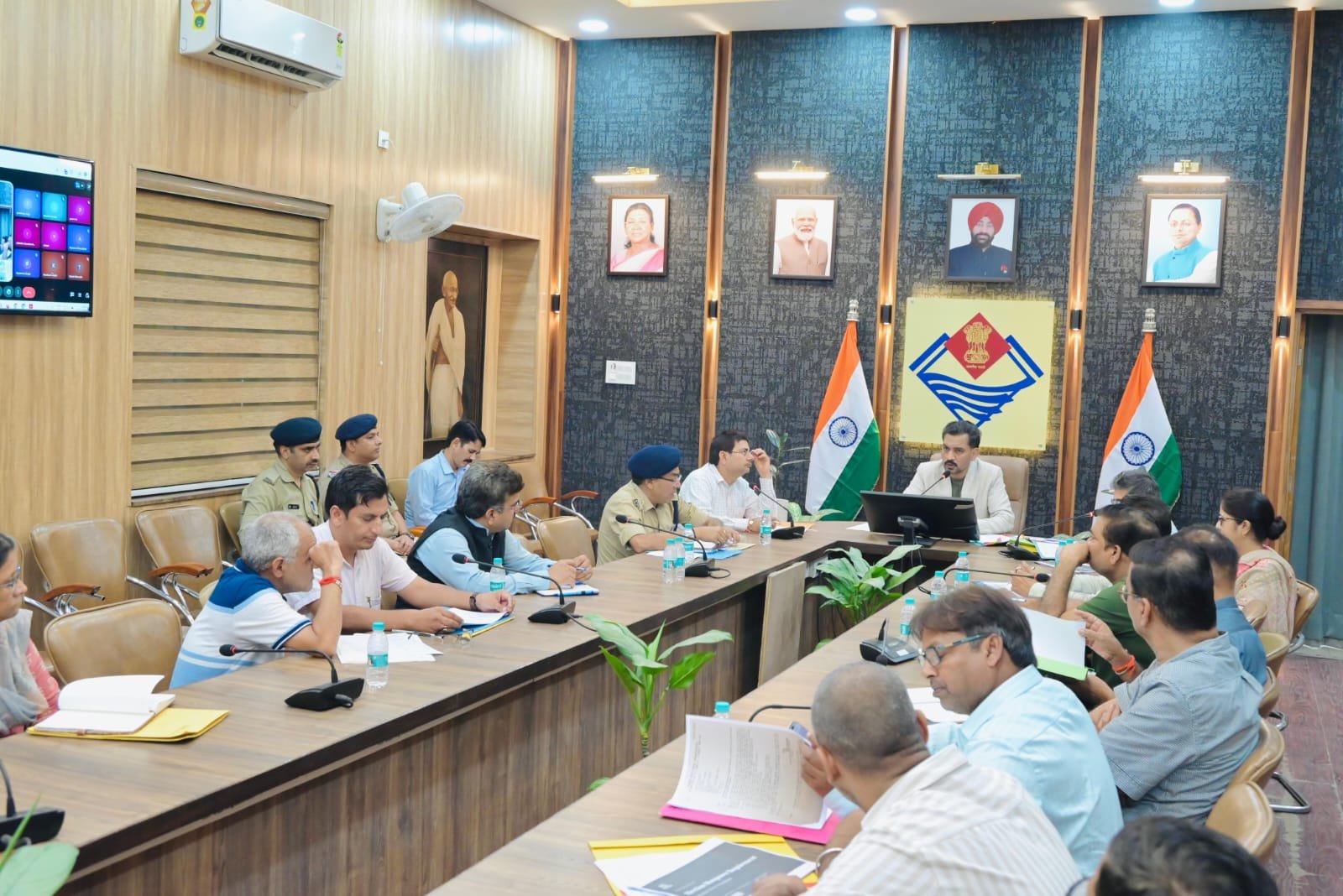 जिलाधिकारी ने निर्वाचन तैयारियों की समीक्षा कर नोडल अधिकारियों को दिए समयबद्ध कार्य पूर्ण करने के निर्देश