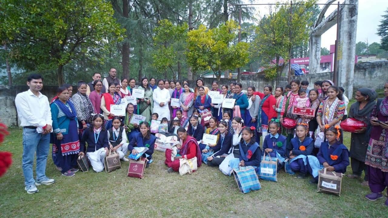 पोषण माह के समापन पर आंगनबाड़ी कार्यकर्त्रियों को किया सम्मानित