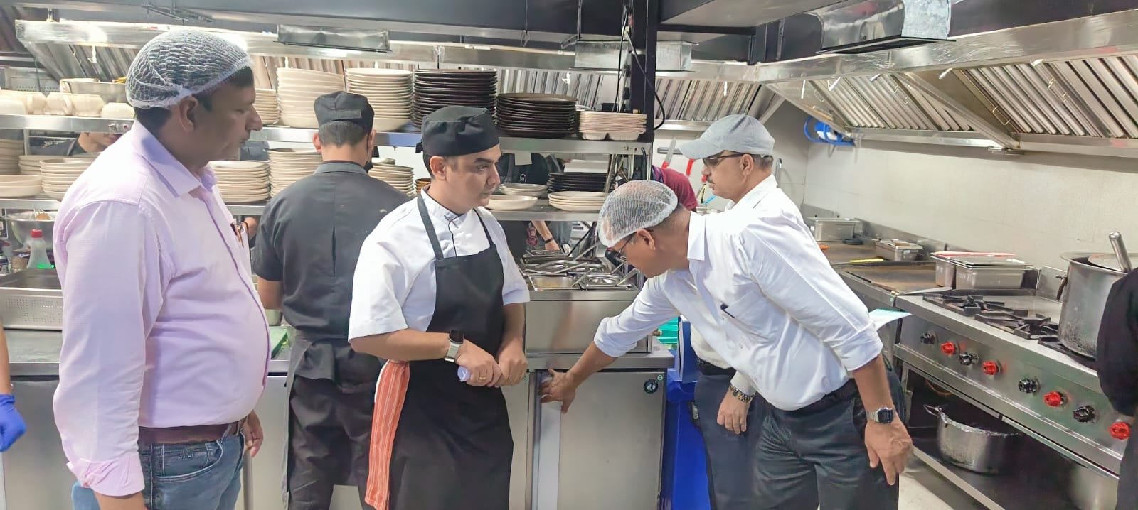 त्योहारी सीजन में FDA का बड़ा एक्शन, राजपुर रोड के नामी कैफे-रेस्टोरेंट में छापेमारी
